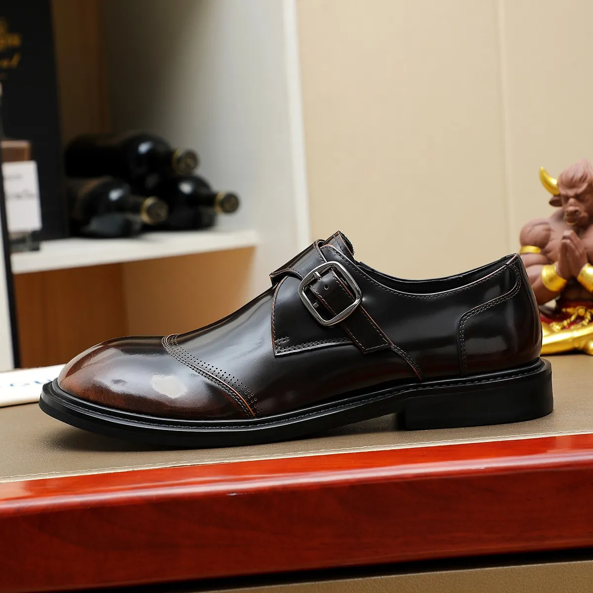 Men's shoes 💰620 💰 Louis Vuitton LV ® Autumn and Winter 🆕 models 🔛Full shoe counter First layer cowhide, 🐂leather lined casual shoes for men, super soft outsole, essential for driving. Counter synchronized original first layer cowhide completely 1:1 mold customization 🌹Top version, 2 colors available! Number: 38-45 (37.46. Customized)
